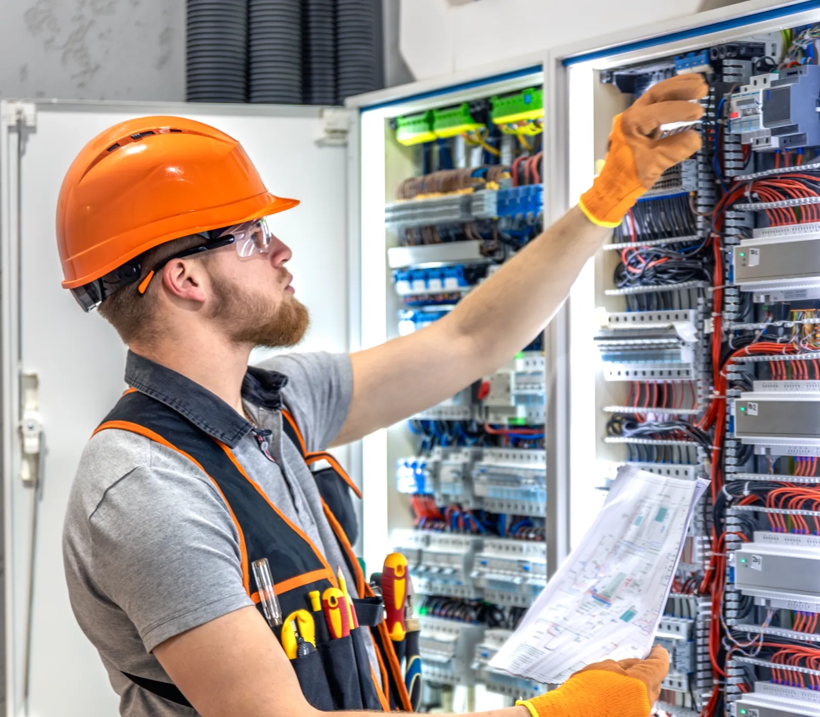 Electricista de SOLNOVA interviniendo un tablero eléctrico